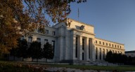 Fed baja tasas por primera vez en 2025, ¿cuántos recortes más prevé este año?