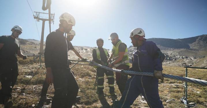 Sierra Nevada cambia el cable tractor de los telesillas Stadium y Laguna, los de mayor capacidad de transporte de la estación