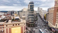Atrincherado un hombre que amenaza con causar una explosión en la Gran Vía de Madrid