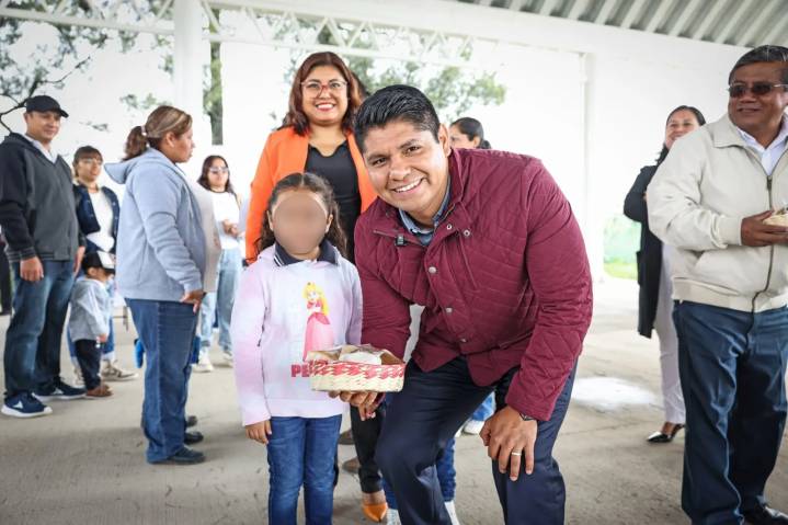 Omar Muñoz entrega explanada cívica del preescolar Aquiles Serdán