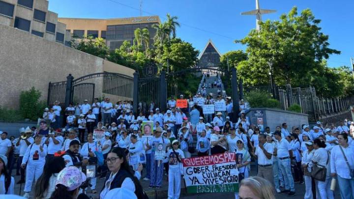 Ciudadanos marchan en Culiacán para exigir paz a un año de enfrentamientos criminales