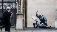 Banksy vuelve a Londres con una pintura ante el edificio del Tribunal de Justicia