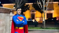 “Superman de Parral”: el estudiante que convierte la plaza Principal en escenario de ilusión