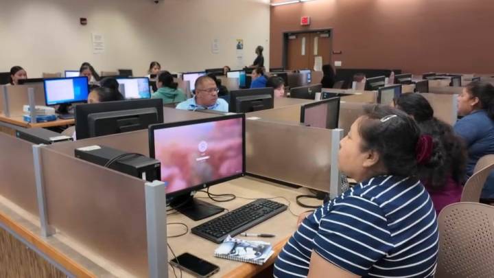 Miembros de la comunidad Mam aprenden computación en Oakland