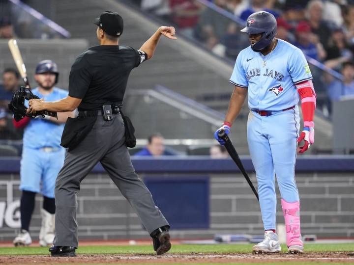 AL East on the line, Blue Jays fans get an Apple TV debacle