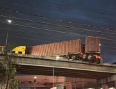 Tráiler casi cae de un puente en Naucalpan