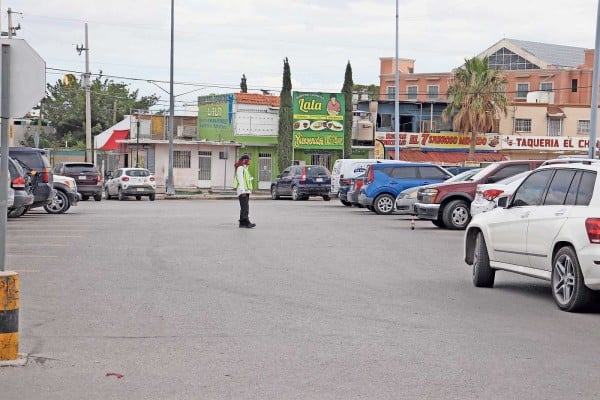 Alerta Municipio por cobro de parqueros