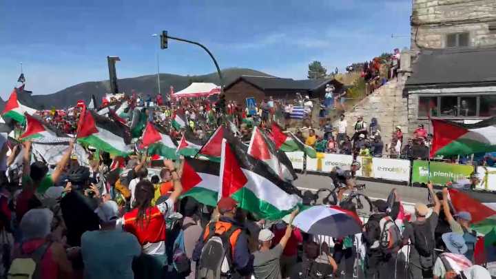 Abuchean a los manifestantes propalestinos en el Puerto de Navacerrada al paso de la Vuelta