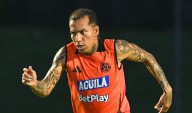 Jugador de Bolivia se rinde ante Dayro Moreno