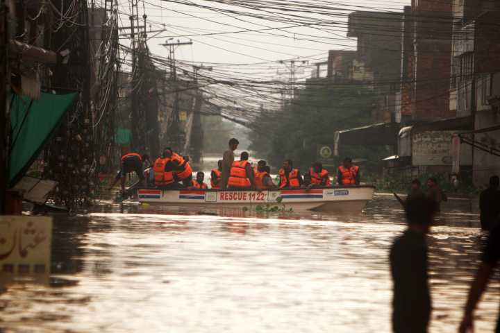 Tragedia en Pakistán: evacuaron a un millón de personas tras lluvias e inundaciones
