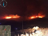 Medios terrestres del Infoca trabajan un incendio declarado de madrugada en un paraje de Parauta