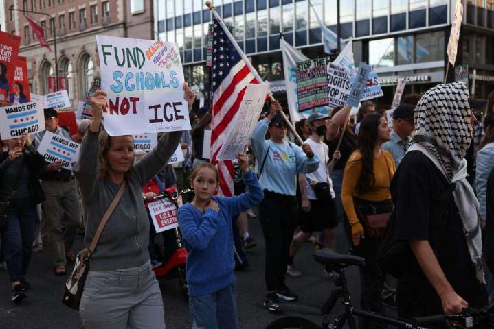 Manifestantes y agentes de ICE se enfrentan en Chicago