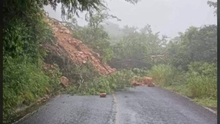 Lluvias en Hidalgo dejan derrumbes y sin luz a miles de habitantes