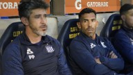 Tevez estalló de bronca tras el empate, lo frenó Pablo Pérez y no hubo saludo con Di María