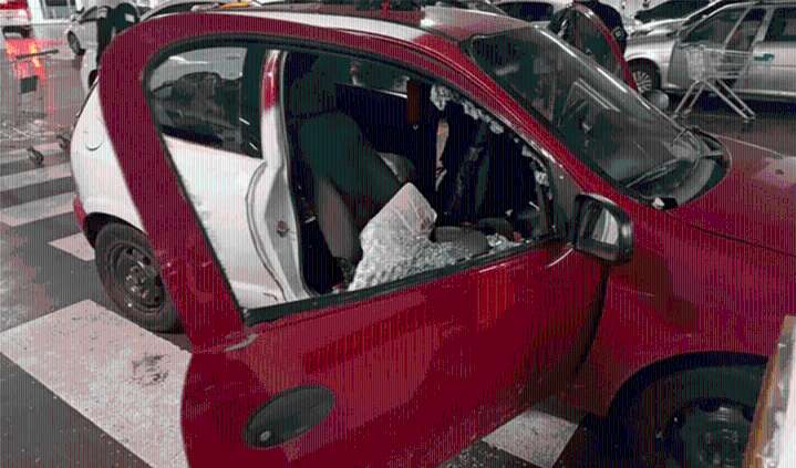Una mujer policía fue detenida porque dejó a su hijo de 3 años encerrado en el auto en un shopping