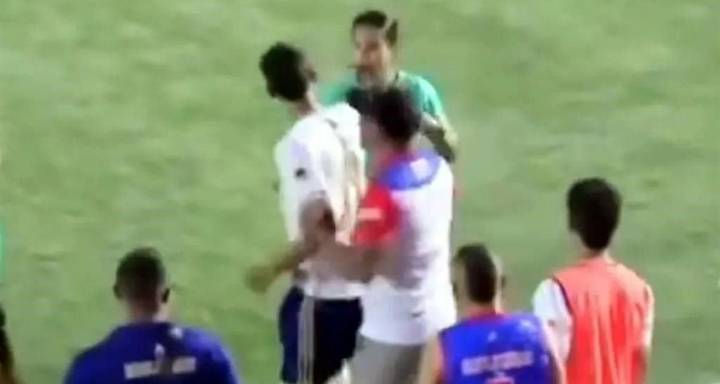 ¡Escándalo en Colombia! Jugador agrede a árbitra en pleno partido
