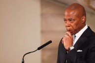 Eric Adams, alcalde de Nueva York, se retira de la carrera a la reelección