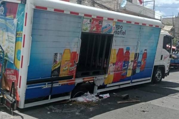 Cae otro camión de refrescos dentro de socavón en GAM