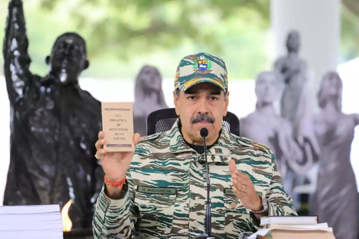 Tensión en el Caribe: aviones F-16 de Venezuela sobrevuelan buque de guerra de EU