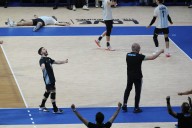 El momento en el que el DT de Francia interrumpe el festejo de los jugadores de vóleibol argentinos