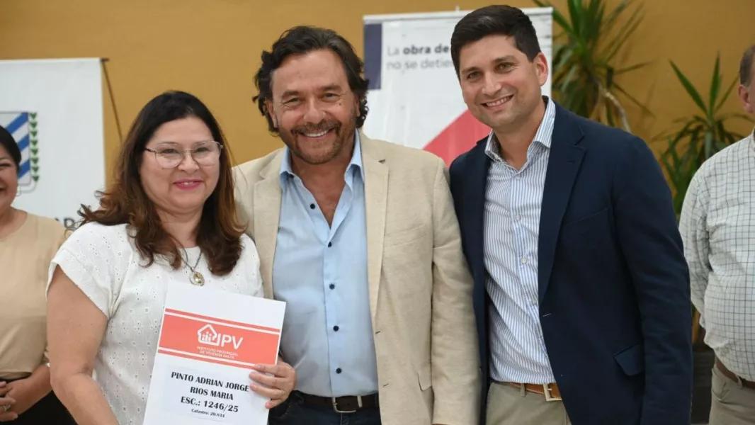 Junto al intendente de Orán, el gobernador entregó 158 escrituras