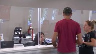 Juez estadounidense bloquea decisión de eliminar TPS para venezolanos