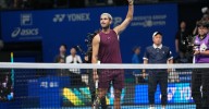 Alcaraz arrolla a Nakashima, iguala su récord de triunfos y sella su novena semifinal