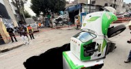 Camión de refrescos que cayó en socavón de Iztapalapa no es el único, van más de 100 casos