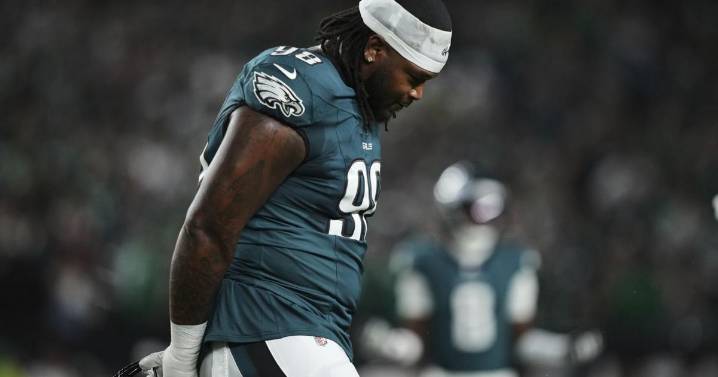 Eagles' Jalen Carter ejected for spitting on Cowboys' Dak Prescott
