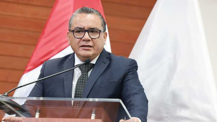 Ministro Santiváñez confirma que tuvo reunión clandestina con abogado de Goray
