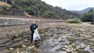 Plásticos, bolsas con cacas de perro y una silla de playa: pescadores y voluntarios sacan en Mieres más de una tonelada de basura del río Caudal