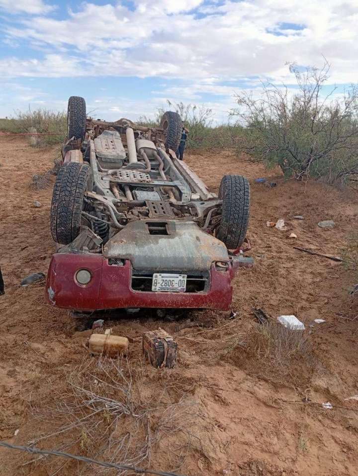 Mueren dos tras volcadura en la carretera Casas Grandes