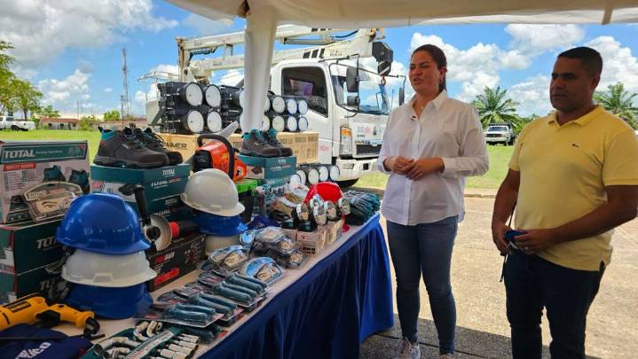 Alcaldesa Ana Fuentes entregó dotación a trabajadores de alumbrado público