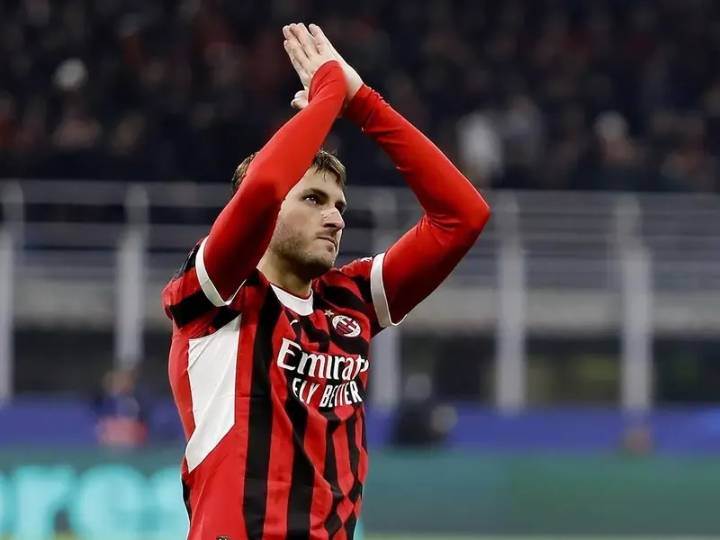 Santiago Giménez, en la mira por sus errores en el Milan