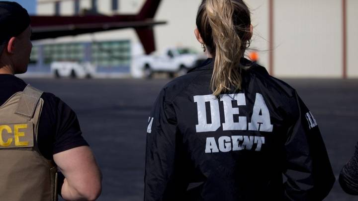 DEA advierte que cárteles mexicanos usan a funcionarios de la industria petrolera para contrabandear combustible robado de Pemex a EU