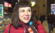 Una artista callejera aseguró que no va a ir a votar porque es "cantante"