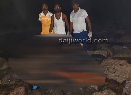 Mangaluru: Decomposed body found at Ullal beach; lifeguards carry it 4 km to ambulance