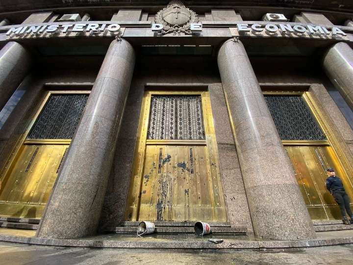 El costo oculto del apretón monetario. Por qué la deuda en pesos le sale cada vez más cara al Tesoro