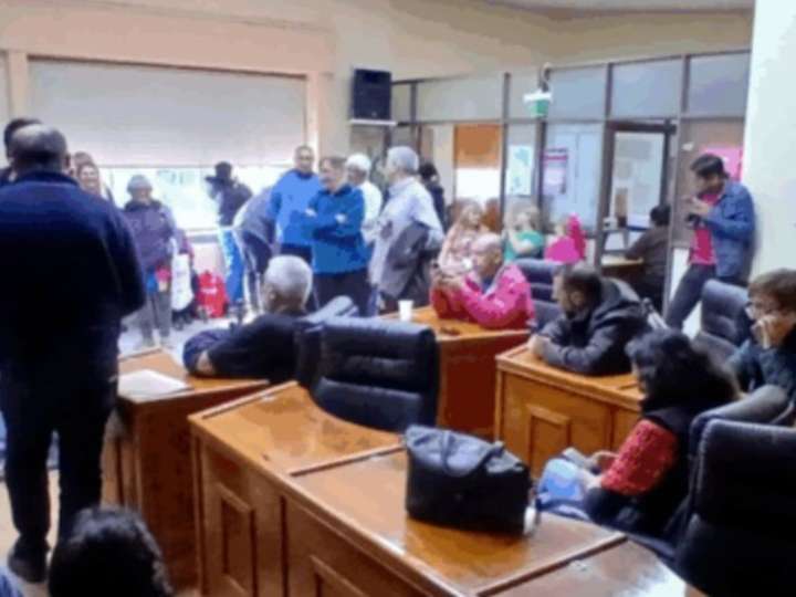 Tomaron el Concejo Deliberante de Rawson por un aumento de luz: gritos, empujones y una vecina evacuada por la ventana