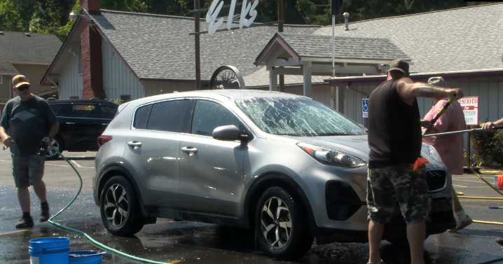 Car wash fundraiser raises money for Cottage Grove Snack Pack Program