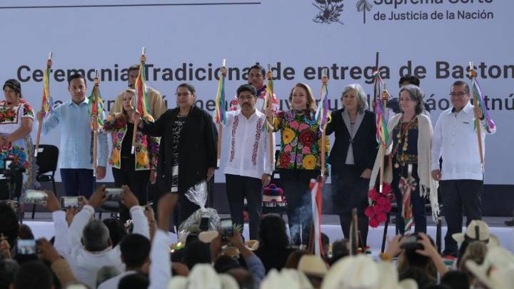 Así recibieron ministros de la Nueva Corte el bastón de mando de los pueblos indígenas