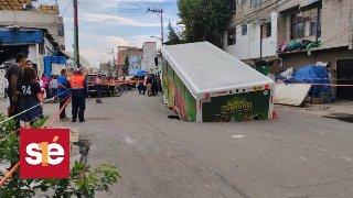 Camión de Jarritos cae en un socavón en Iztapalapa; no hay heridos