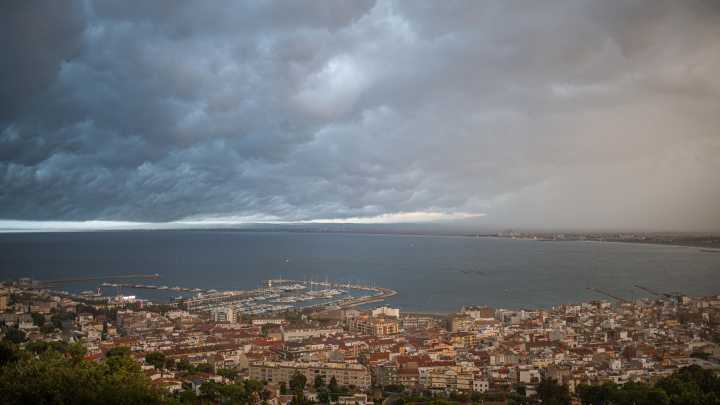 Las fuertes tormentas en Cataluña ocasionan deslizamiento de tierras, caídas de árboles y problemas en trenes y aviones