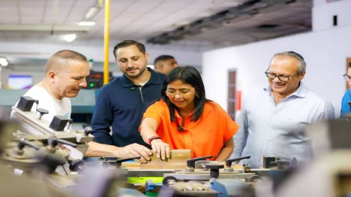 Vicepresidenta Delcy Rodríguez impulsa la industria textil venezolana durante visita a Lymtex