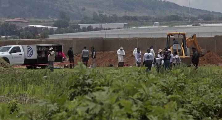 Localizan más de 250 bolsas con restos humanos en fosa clandestina en Jalisco