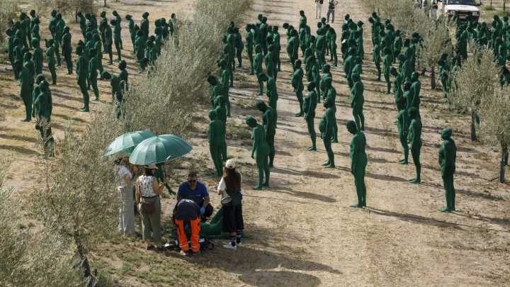 Un millar de voluntarios posan desnudos para la última obra de Spencer Tunick