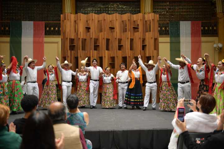 Tabasco exhibe folclor y literatura en la FILAH 2025