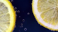Si tenés cáscaras de limón, no las tires: cómo usarlas en tu cocina y para qué sirven