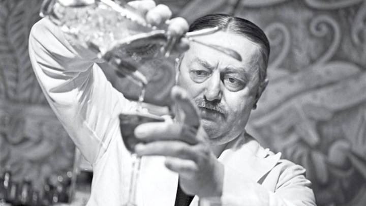 El coctelero judío que fascinó a Coco Chanel y Hemingway (y desafió a los nazis desde la barra del Ritz de París)