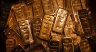 Oro alcanza nuevo récord impulsado por dólar débil y riesgo de cierre